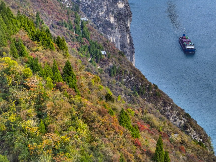 長江瞿塘峽一帶景色宜人，秀美如畫。王正坤攝