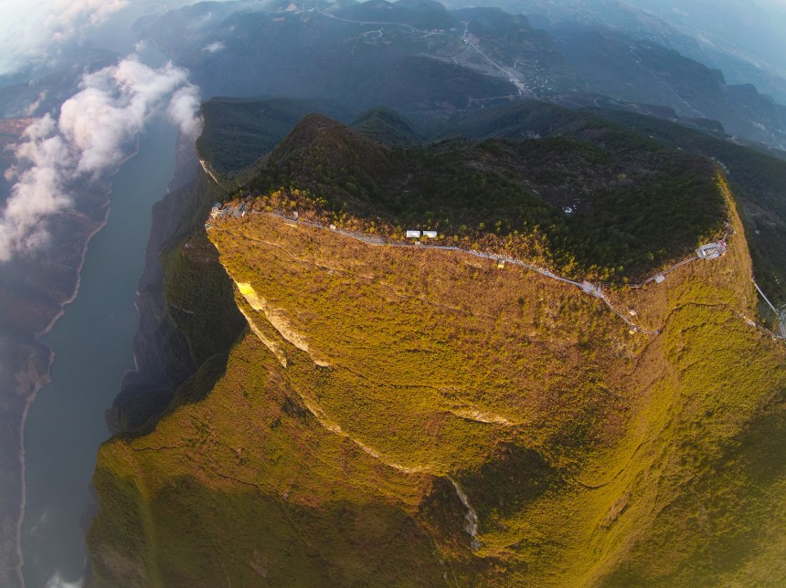 長江瞿塘峽一帶景色宜人，秀美如畫。王正坤攝
