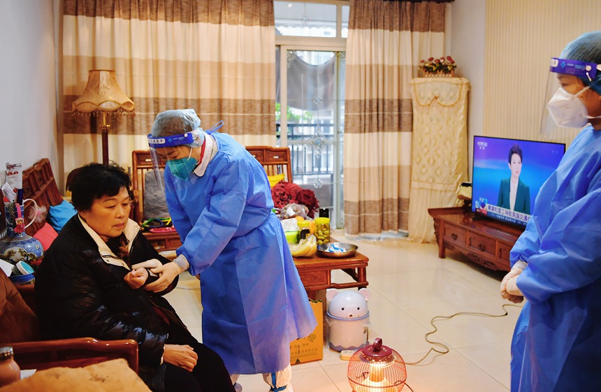 社區工作人員和醫護人員來到蔣德瓊家中為她接種新冠疫苗。周舸攝