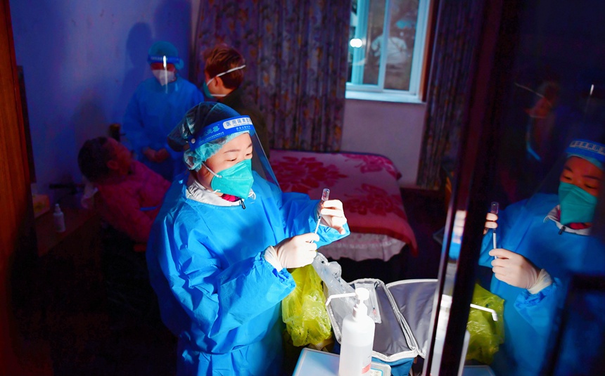 上門接種團隊還為一位92歲的老人接種了疫苗。周舸攝