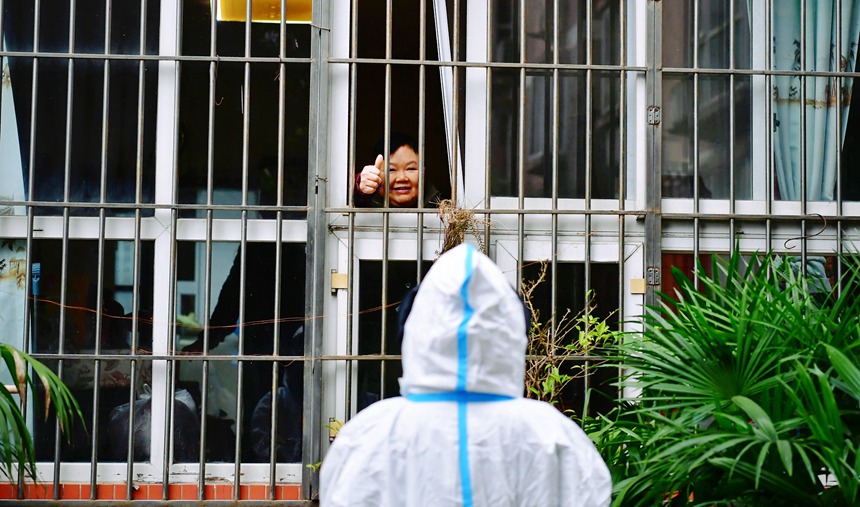 社區工作人員和醫護人員在轄區宣傳疫苗接種。周舸攝