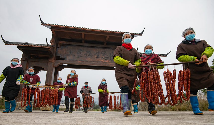村民在寒風中忙晾曬。?冉孟軍攝