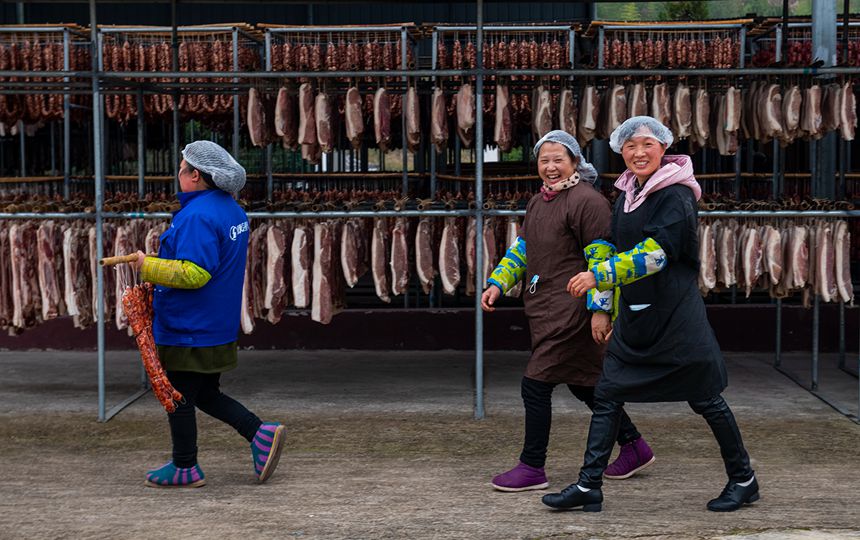 村民在寒風中忙晾曬。?冉孟軍攝