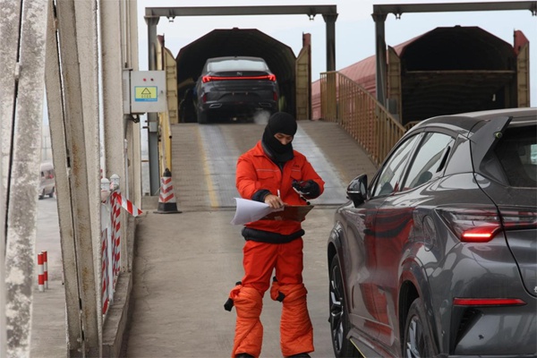 工作人員核驗車輛信息。重慶港海關供圖