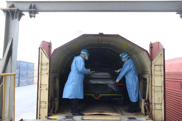 重慶海關所屬重慶港海關關員開展現場監裝。重慶港海關供圖