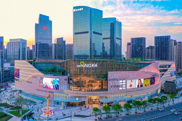 光環購物公園。藍天攝