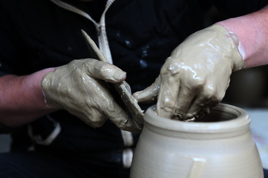 土陶技藝大師劉沛良在制作陶坯。楊敏攝