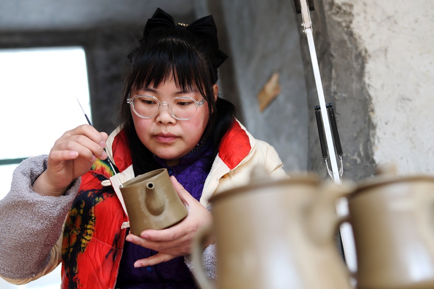 工人在整理茶具陶坯。楊敏攝