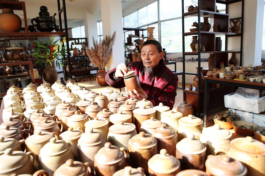 土陶技藝大師劉沛良在檢查茶具質量。楊敏攝