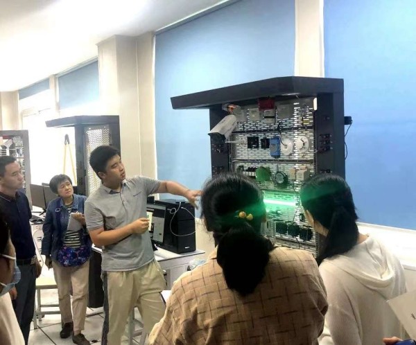 通信工程與物聯網學院教師為學生授課