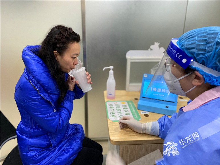 市民正在接種可吸入式新冠疫苗。華龍網-新重慶客戶端記者?劉釗?攝