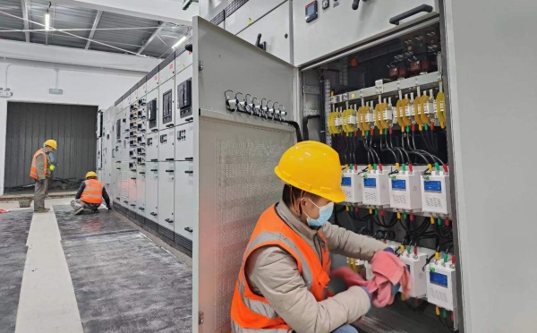 工人在項目現場抓緊施工。中建三局三公司安裝分公司供圖