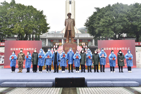 重慶聶榮臻研究會為江津中學的10名獲獎學生代表頒發了聶榮臻獎學金和證書。江津區委宣傳部供圖