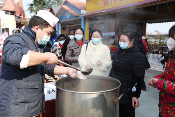 工作人員為游客送上臘八粥。邱振霖攝