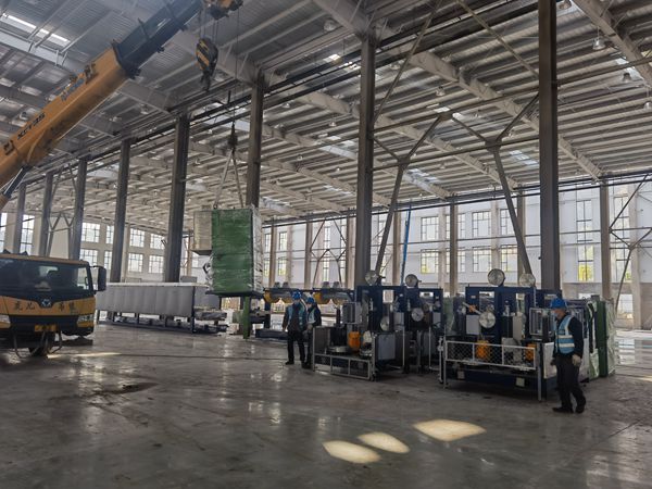 吊裝新設備。金龍電工供圖