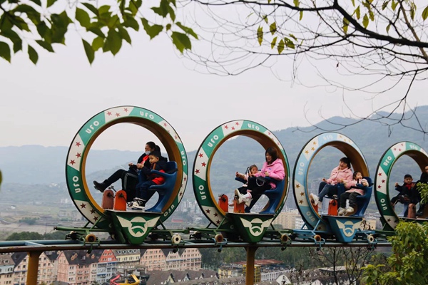 游客在景區享受節日快樂。紅酒小鎮供圖