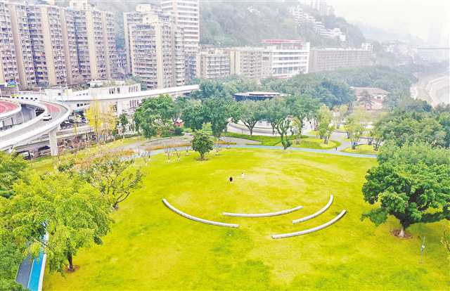 圖為市民在珊瑚公園玩耍。