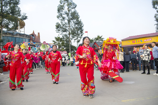 往屆年味文化節劃旱船表演。（資料圖）楊孝永攝