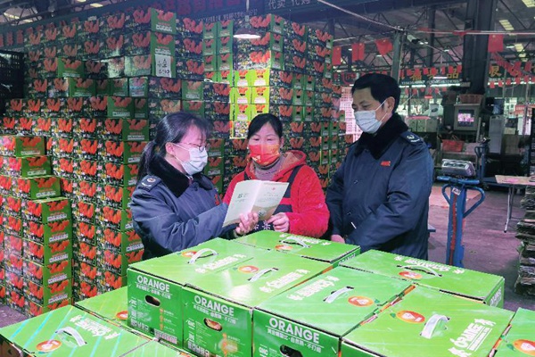 江津區稅務人員走訪雙福農貿城內商戶，宣傳講解稅費優惠政策。聶小淄攝