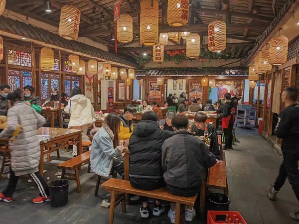 圖為近日，位于重慶市江北區洋河中路的老甘家餐館顧客基本坐滿大廳。受訪人供圖