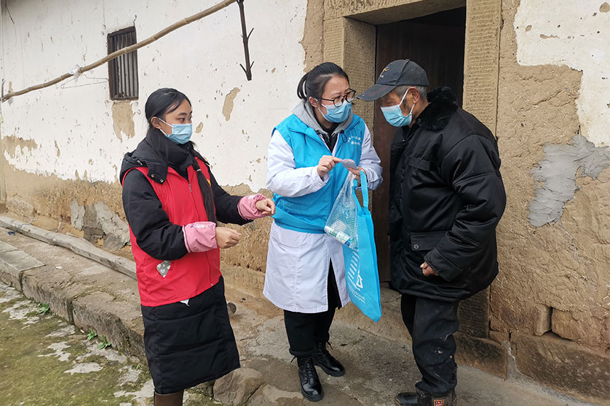家庭醫生協同志愿者為群眾上門發放“健康包”并講解用藥注意事項。璧山區衛生健康委供圖