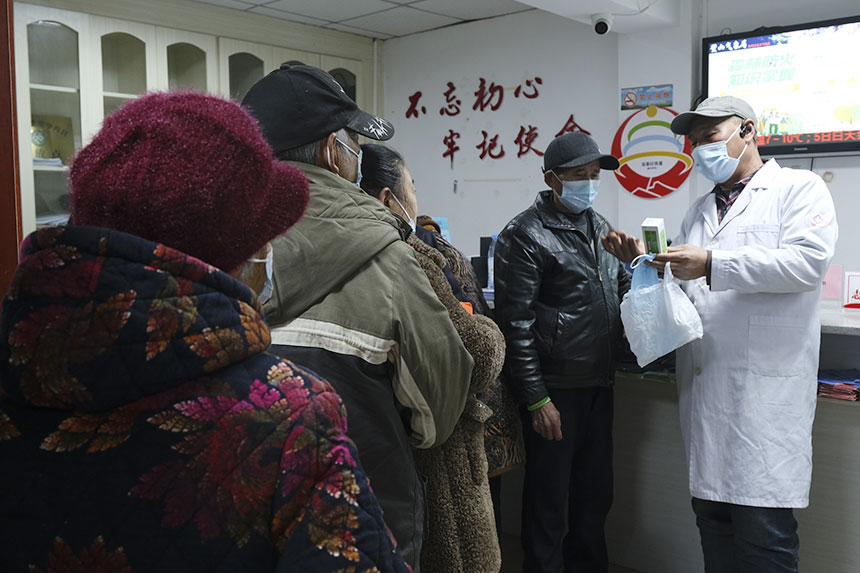 老人領到“健康包”后，醫生在旁耐心講解。蔣永勁攝