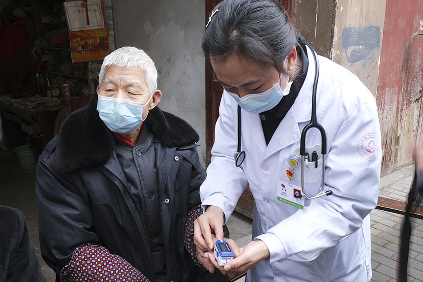 入戶為老人提供健康服務。蔣永勁攝
