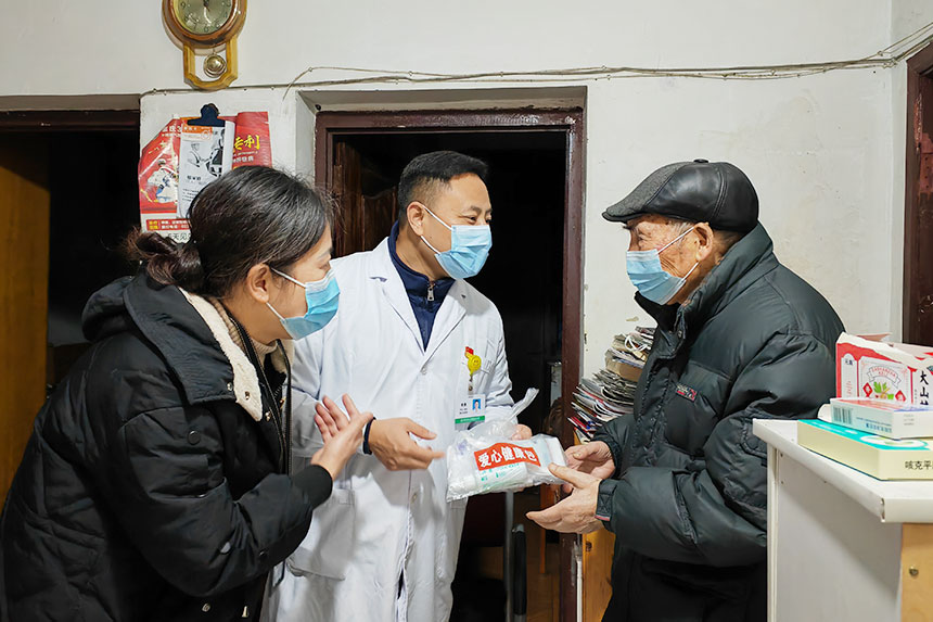 為老年人發放“健康包”。璧山區衛生健康委供圖