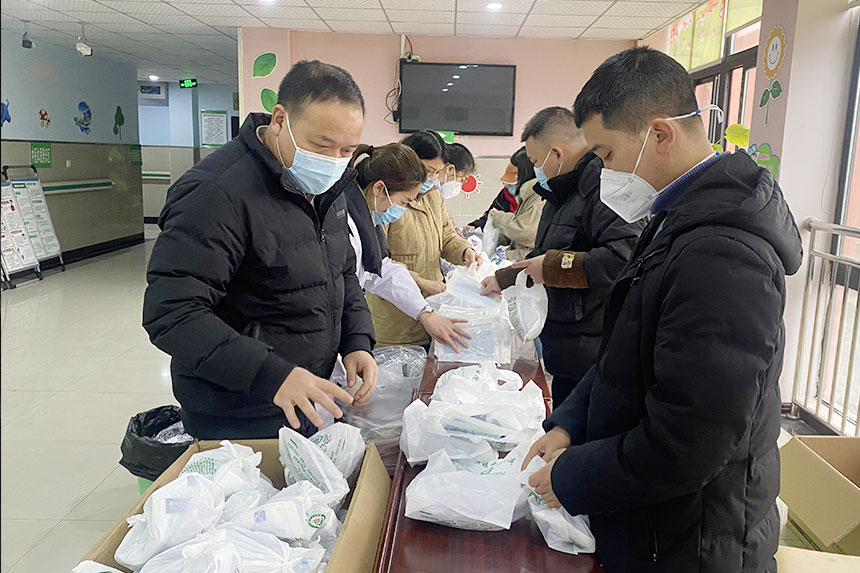 有序打包整理“健康包”。璧山區衛生健康委供圖