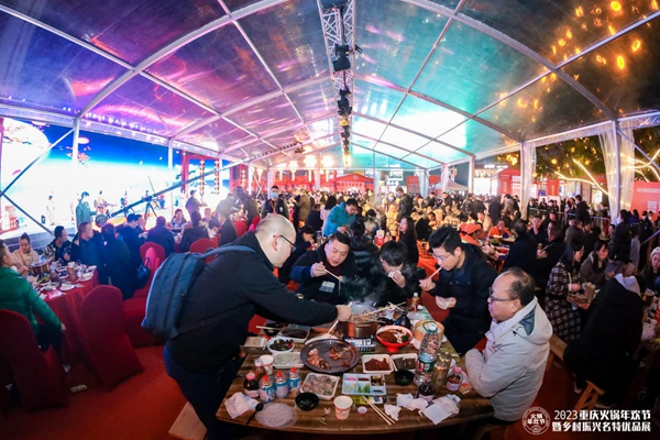 市民正在品嘗火鍋?；顒臃焦﹫D