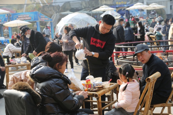 “圍爐煮茶”活動現場。邱政霖攝