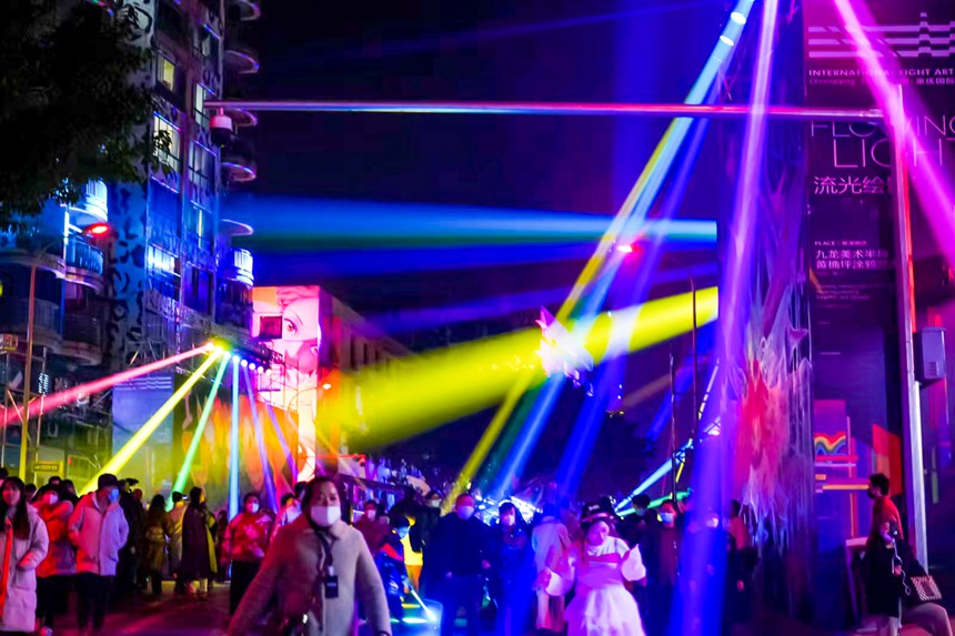 重慶首屆國際光影藝術節吸引眾多市民前來觀看。鄒樂攝
