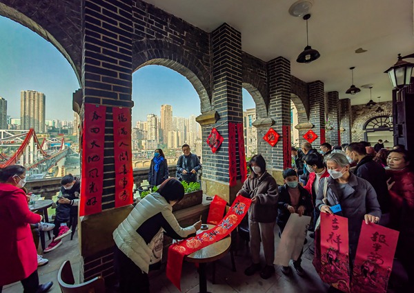                                           小書院中感受大年味                            劉政寧、姚於 2023年01月08日                              什么是“八大碗兒”？重慶人過年都有哪些習俗和“言子兒”？1月7日，一場溫馨的“年味兒”的講座，在渝中區曾家巖書院拉開序幕。重慶知名漫畫家游江圍繞“年”字開展漫談，勾起諸多現場觀眾對傳統年味的集體記憶。                【詳細】                           