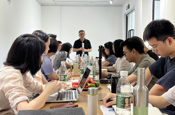 團隊討論設計思路。重慶市輕工業學校供圖