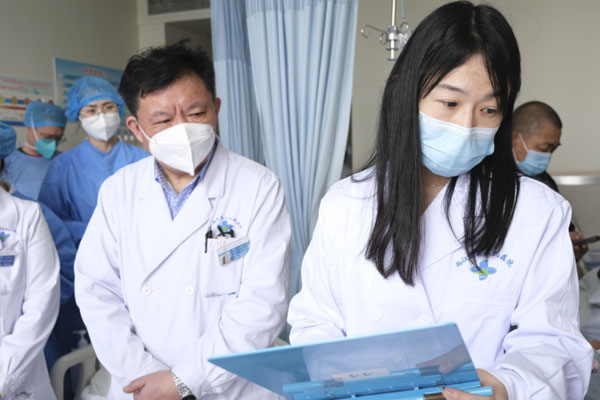 武漢協和醫院專家開展業務查房。劉林杰攝