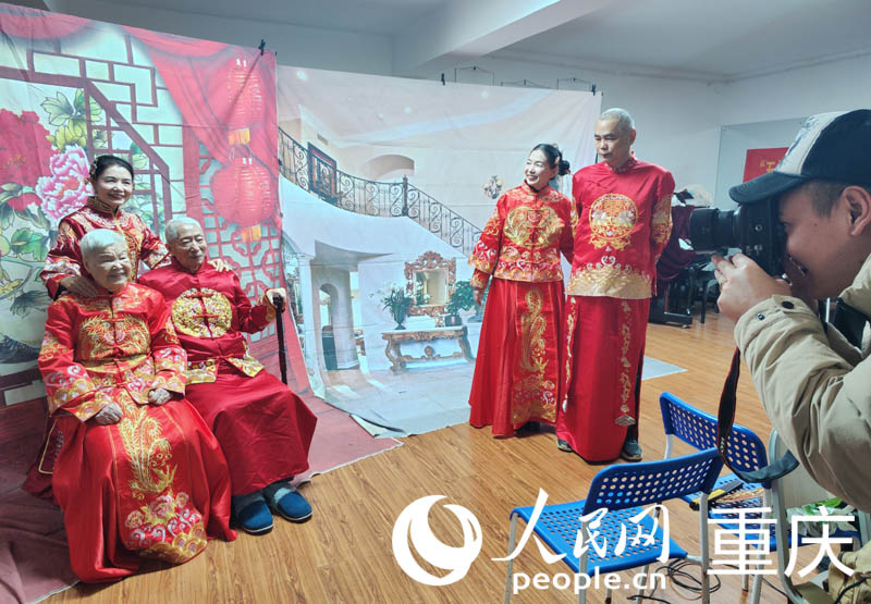 攝影志愿者用鏡頭定格下家人溫馨時刻。人民網 陳琦攝