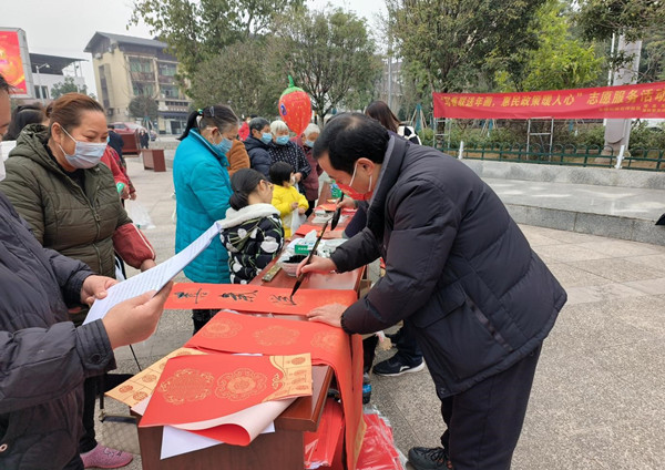 書法愛好者現場為居民書寫春聯。錢小麗攝