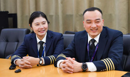                                           飛行員夫妻：一次次“擦肩而過”換來萬家團圓                            陳琦、劉敏 2023年01月07日                              隨著國家疫情防控政策優化調整，今年春運，機場火車站等交通樞紐迎來近3年旅客出行高峰。數據預測，春運期間，重慶江北國際機場旅客吞吐量將有望達到500萬人次。作為民航業內少有的飛行員夫妻，重慶航空飛行員菅士博和妻子楊靜一次次“擦肩而過”，只為保障更多人回家與家人團圓。                【詳細】                           