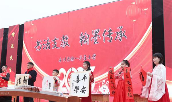 文藝志愿者現場書寫春聯。陳仕川攝