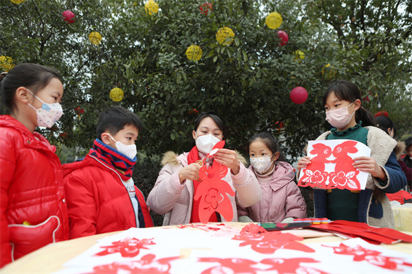 非遺剪紙藝志愿者現場剪兔迎新春。陳仕川攝