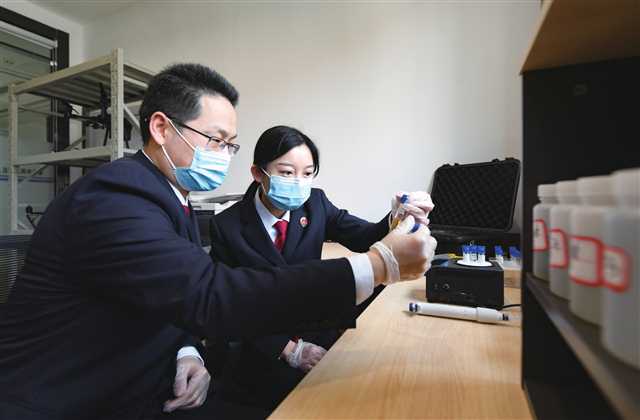 兩江地區檢察院干警在公益訴訟快速檢測工作站檢測采樣水質