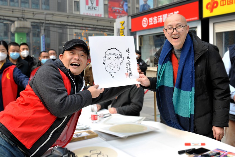                                           文化惠民進基層 接地氣送祝福                            張祎 劉政寧 2023年01月12日                             1月11日，重慶市九龍坡區楊家坪步行街。一場特別的文化惠民活動在此展開：書法寫春聯、漫畫畫肖像、剪紙藝術、文藝演出……在新春佳節即將來臨之際，為山城重慶增添了一份特別的歡樂。                【詳細】                           