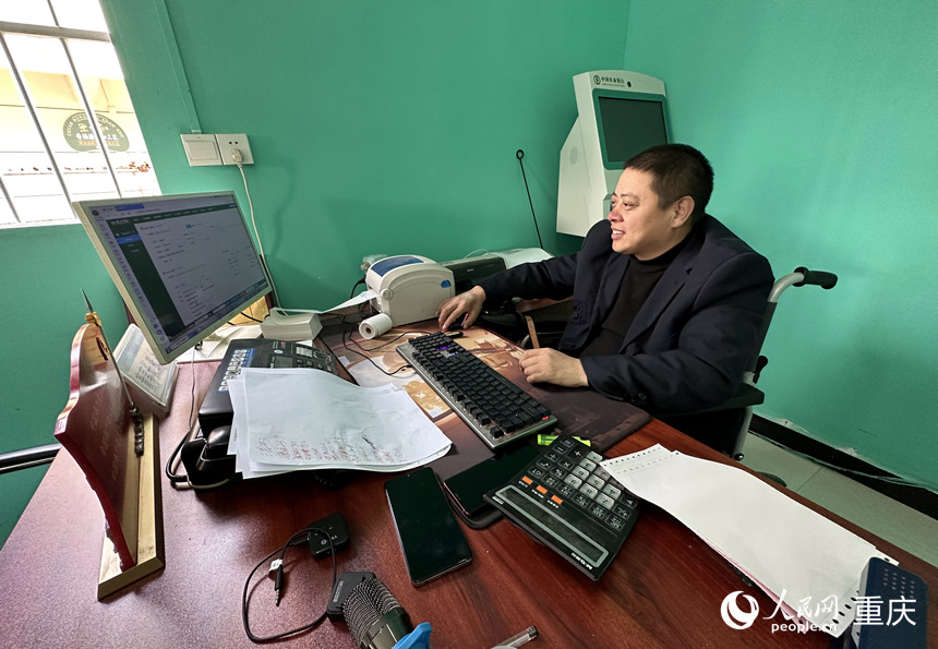                                           輪椅上“站”起來的電商達人                            張祎 劉政寧 2023年01月13日                            臨近春節，訂單扎堆，位于重慶市武隆區和順鎮海螺村的電商公共服務點異常繁忙。上門收購、分切包裝、打印訂單、稱重打包……通過43歲的張永紅和村民們的雙手，遠在大山深處的農副產品正源源不斷地運往全國各地。                【詳細】                           