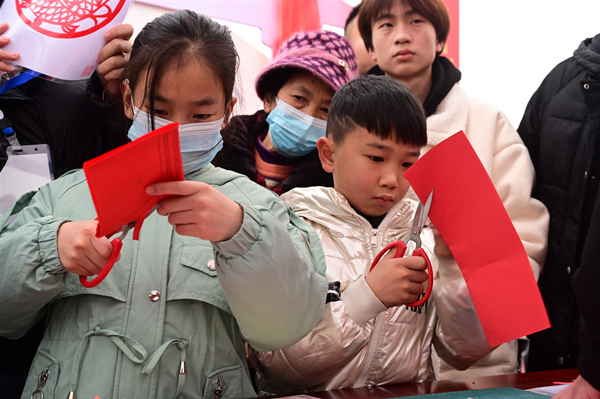 現場小朋友體驗非遺剪紙。陳婷攝