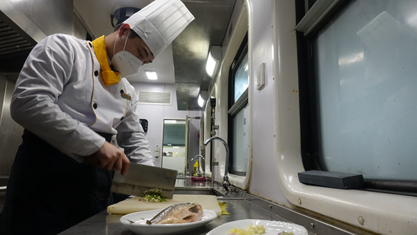 嚴洪運正在備菜。李文航攝