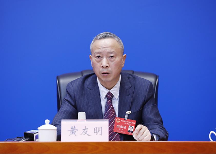 黃友明介紹有關情況。華龍網