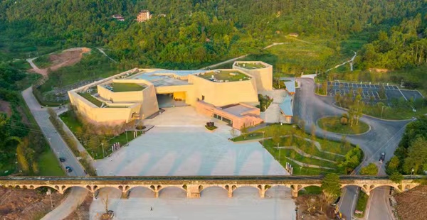 大足石刻新游客中心全景。瞿波攝