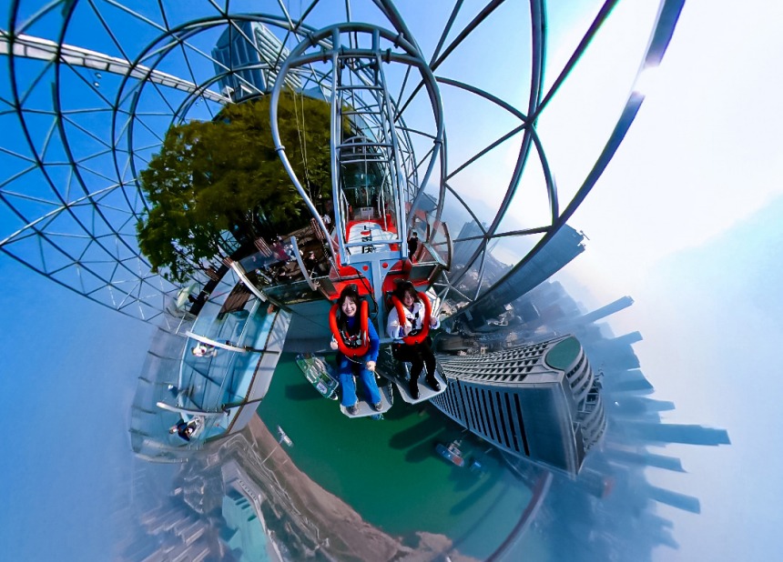 市民在體驗“云中飛躍”項目。重慶來福士供圖