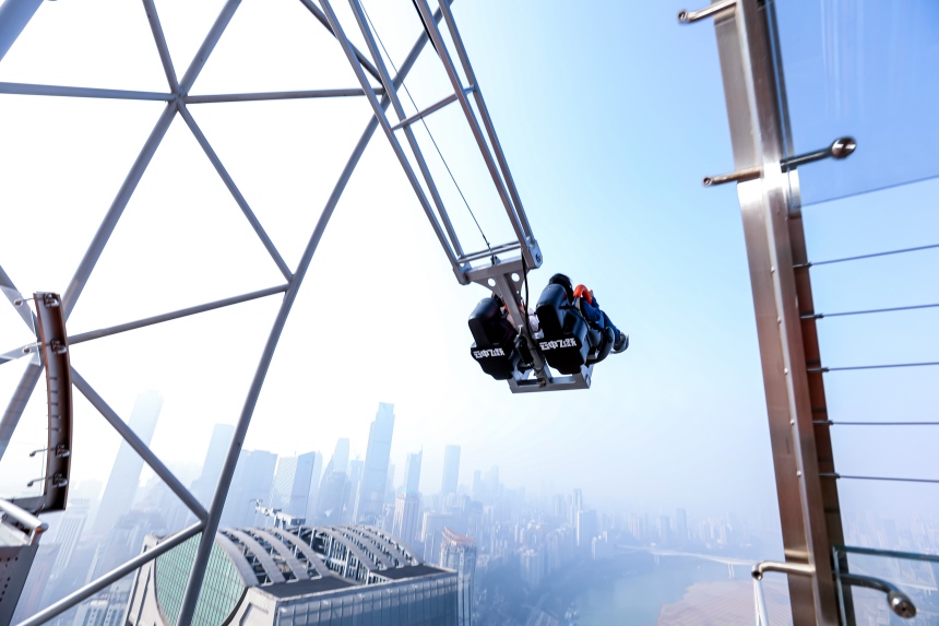 市民在體驗“云中飛躍”項目。重慶來福士供圖