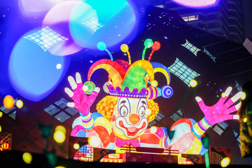 大型雜技主題燈飾點亮南濱路，給市民帶來歡樂的節日氛圍。郭旭攝